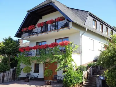 Das Gebäude in dem sich das Ferienhaus befindet