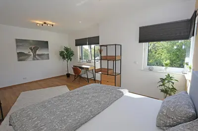 Ein Bett oder Betten in einem Zimmer der Unterkunft Exklusive Wohnung mit Balkon und direktem Rheinblick mit 2 Schlafzimmern für bis zu 5 Gäste