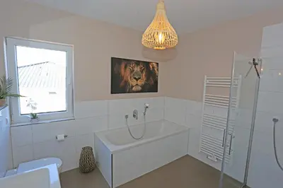 Ein Badezimmer in der Unterkunft Exklusive Wohnung mit Balkon und direktem Rheinblick mit 2 Schlafzimmern für bis zu 5 Gäste