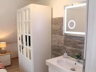 Ein Badezimmer in der Unterkunft Holiday Home Modernes Ferienhaus in Daun by Interhome