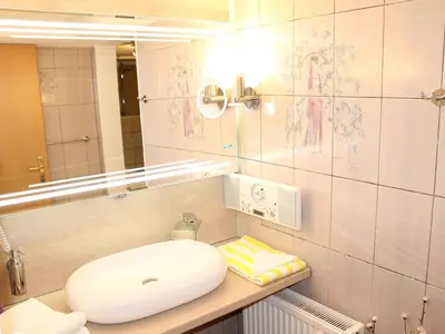 Ein Badezimmer in der Unterkunft Holiday Home City FH Vulkaneinfel by Interhome
