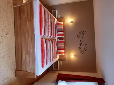 Ein Bett oder Betten in einem Zimmer der Unterkunft Apartment FEWO Veilchen by Interhome