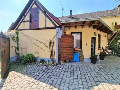 Das Gebäude in dem sich das Ferienhaus befindet