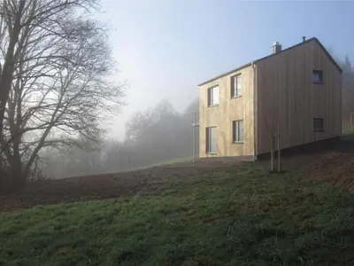 Das Gebäude in dem sich das Ferienhaus befindet