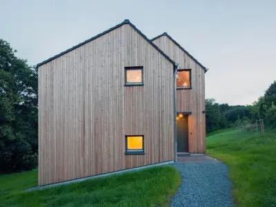 Das Gebäude in dem sich das Ferienhaus befindet