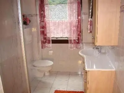 Ein Badezimmer in der Unterkunft Holiday Home Altes Winzerhaus in Mesenich by Interhome