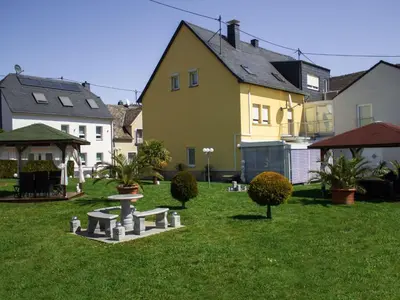 Ein Garten an der Unterkunft Apartment Gästehaus Edith by Interhome