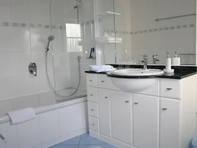 Ein Badezimmer in der Unterkunft Holiday Home Auszeit Trittenheim by Interhome