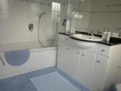 Ein Badezimmer in der Unterkunft Holiday Home Auszeit Trittenheim by Interhome