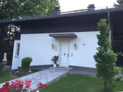 Das Gebäude in dem sich das Ferienhaus befindet