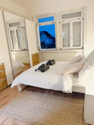 Ein Bett oder Betten in einem Zimmer der Unterkunft Central Cosy Apartment with Historic View
