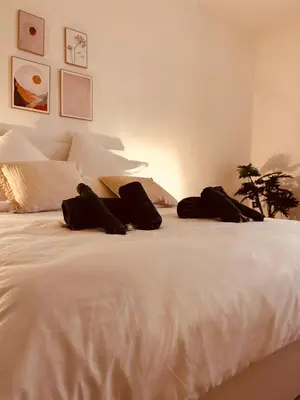 Ein Bett oder Betten in einem Zimmer der Unterkunft Central Cosy Apartment with Historic View