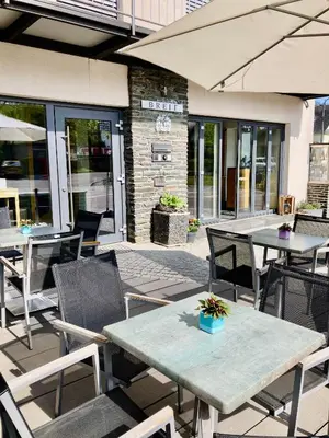Ein Restaurant oder anderes Speiselokal in der Unterkunft Ferienwohnungen Weingut Breit
