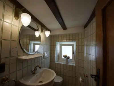 Ein Badezimmer in der Unterkunft Apartment Altes Fährhaus anno 1 6 3 3 - Traumferienwohnung in exponierter Moselufer-Lage by Interhome