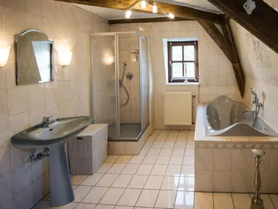 Ein Badezimmer in der Unterkunft Apartment in Traben mit Kleinem Garten by Interhome