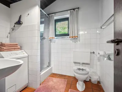 Ein Badezimmer in der Unterkunft Holiday Home George Countryhouse by Interhome