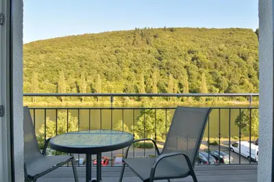 Ein allgemeiner Bergblick oder ein Berglick von des Privatzimmers aus