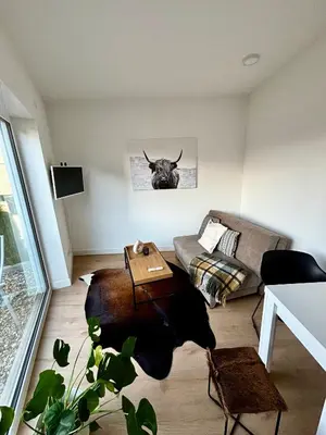 Ein Sitzbereich in der Unterkunft Moderne Ferienwohnung nahe Bostalsee
