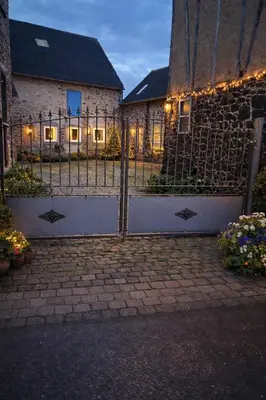 Ein Garten an der Unterkunft Hof zur Nette -Stilvoller Rückzugsort im Herzen des Maifelds