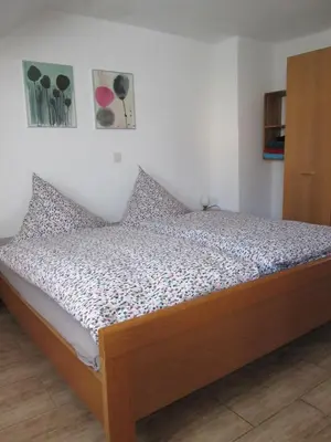Ein Bett oder Betten in einem Zimmer der Unterkunft Ferienwohnungen Schneider-Kettern