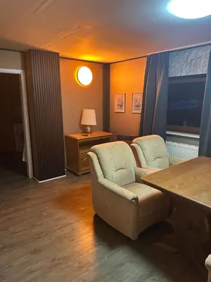 Ein Sitzbereich in der Unterkunft Freilinger See Bar