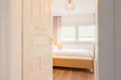 Ein Bett oder Betten in einem Zimmer der Unterkunft Hofgut Eveshausen - Familienquartier Klassik