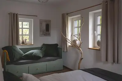 Ein Sitzbereich in der Unterkunft Hofgut Eveshausen Familienquartier Chalet 6-11 Gäste