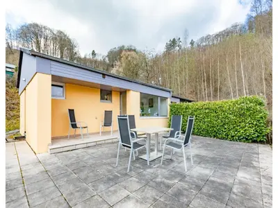 Das Gebäude in dem sich das Ferienhaus befindet