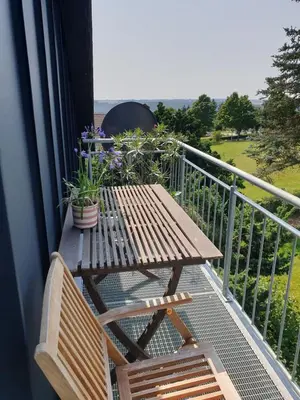 Ein Balkon oder eine Terrasse in der Unterkunft Ruhige Dachgeschosswohnung mit Sauna, Balkon, Aussicht