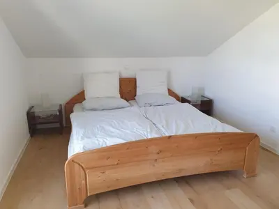Ein Bett oder Betten in einem Zimmer der Unterkunft Ruhige Dachgeschosswohnung mit Sauna, Balkon, Aussicht