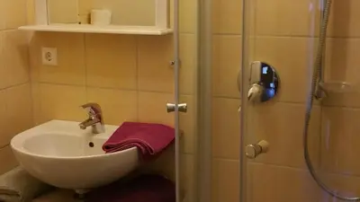 Ein Badezimmer in der Unterkunft Doppelzimmer mit direktem Moselblick