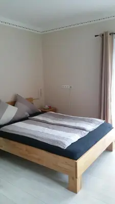Ein Bett oder Betten in einem Zimmer der Unterkunft Doppelzimmer mit direktem Moselblick