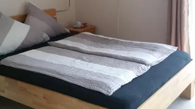 Ein Bett oder Betten in einem Zimmer der Unterkunft Doppelzimmer mit direktem Moselblick
