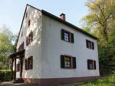 Das Gebäude in dem sich das Ferienhaus befindet