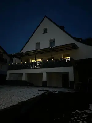 Das Gebäude in dem sich das Ferienhaus befindet