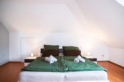 Ein Bett oder Betten in einem Zimmer der Unterkunft Panoramablick - Großzügige Ferienwohnung mit Panorama- & Burgblick