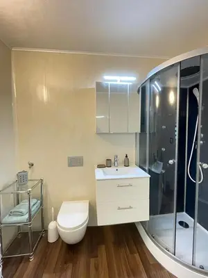 Ein Badezimmer in der Unterkunft 3 Wohnungen in einem Haus, ideal bis 14 Personen