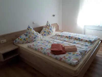 Ein Bett oder Betten in einem Zimmer der Unterkunft Ferienwohnung Weingut Thielen-Nilles