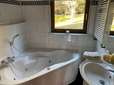 Ein Badezimmer in der Unterkunft Holiday Home Eifelcottage Wildvogel by Interhome