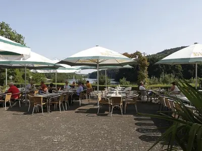 Ein Restaurant oder anderes Speiselokal in der Unterkunft Holiday Home mit Terrasse und Garten Südeifel by Interhome