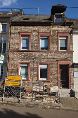 Das Gebäude in dem sich das Ferienhaus befindet