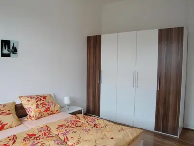 Ein Bett oder Betten in einem Zimmer der Unterkunft Apartment Wohnung in einem historischen Gebäude mit Balkon und Blick auf die Mosel by Interhome