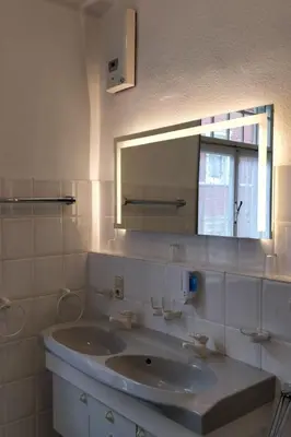 Ein Badezimmer in der Unterkunft Apartment Wohnung in einem historischen Gebäude mit Balkon und Blick auf die Mosel by Interhome