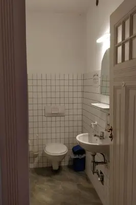 Ein Badezimmer in der Unterkunft Apartment Wohnung in einem historischen Gebäude mit Balkon und Blick auf die Mosel by Interhome