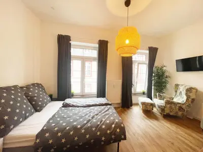 Ein Bett oder Betten in einem Zimmer der Unterkunft Ferienzimmer mit Küche mitten im Zentrum perfekt um die Stadt zu erkunden