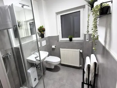 Ein Badezimmer in der Unterkunft NAVIA Vela Premium - Parkplatz, Boxspringbett & Balkon