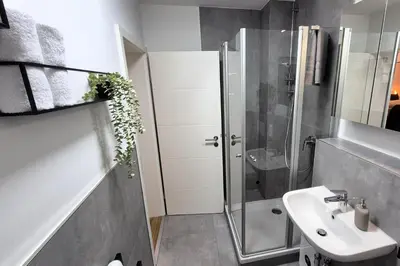 Ein Badezimmer in der Unterkunft NAVIA Vela Premium - Parkplatz, Boxspringbett & Balkon