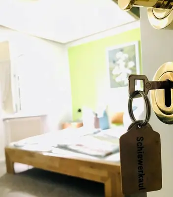 Ein Bett oder Betten in einem Zimmer der Unterkunft Weingut Herrenhof Andrea Thielen