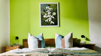 Ein Bett oder Betten in einem Zimmer der Unterkunft Weingut Herrenhof Andrea Thielen