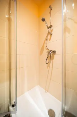 Ein Badezimmer in der Unterkunft LLR Design Apartment am Bahnhof - Palermo Peach